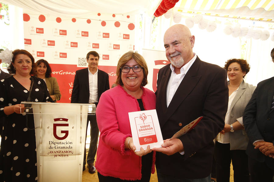 La diputada provincial de Desarrollo Sostenible y Empleo, Ana Muñoz, ha inaugurado el espacio destinado a la plataforma en la caseta de Diputación en la Feria del Corpus 2018. Más fotos de Corpus,  en este enlace