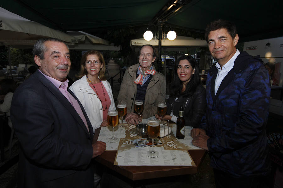 Las primeras caras conocidas que se acercaron a brindar por la alegría de estas jornadas fue una buena representación de Ciudadanos con el diputado nacional Luis Salvador al que acompañaba la plana mayor de los concejales del ayuntamiento de la capital