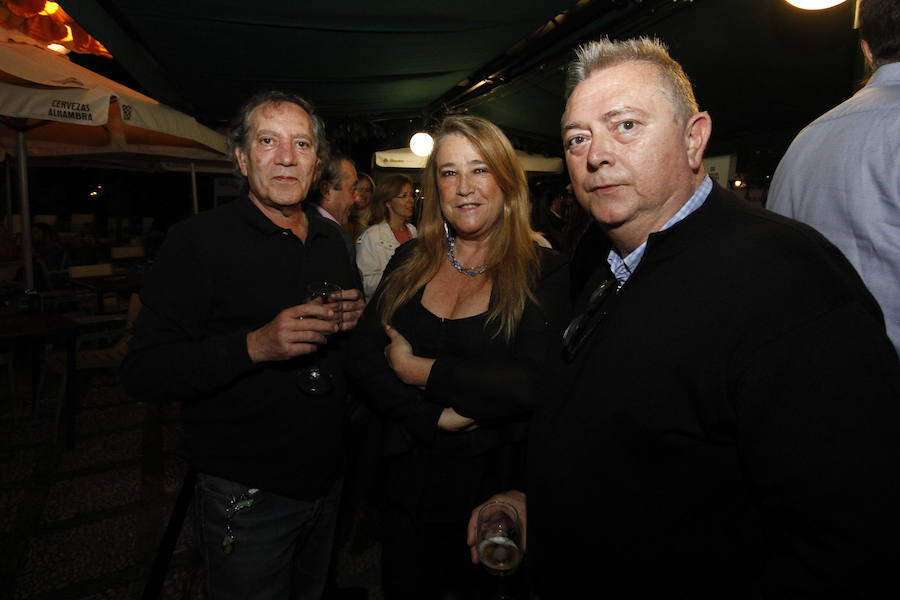 Las primeras caras conocidas que se acercaron a brindar por la alegría de estas jornadas fue una buena representación de Ciudadanos con el diputado nacional Luis Salvador al que acompañaba la plana mayor de los concejales del ayuntamiento de la capital