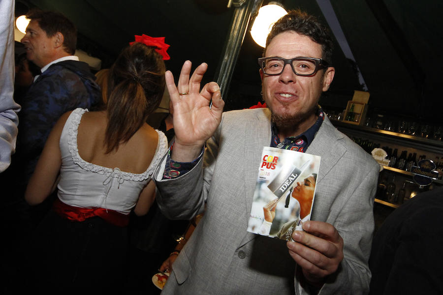 Las primeras caras conocidas que se acercaron a brindar por la alegría de estas jornadas fue una buena representación de Ciudadanos con el diputado nacional Luis Salvador al que acompañaba la plana mayor de los concejales del ayuntamiento de la capital