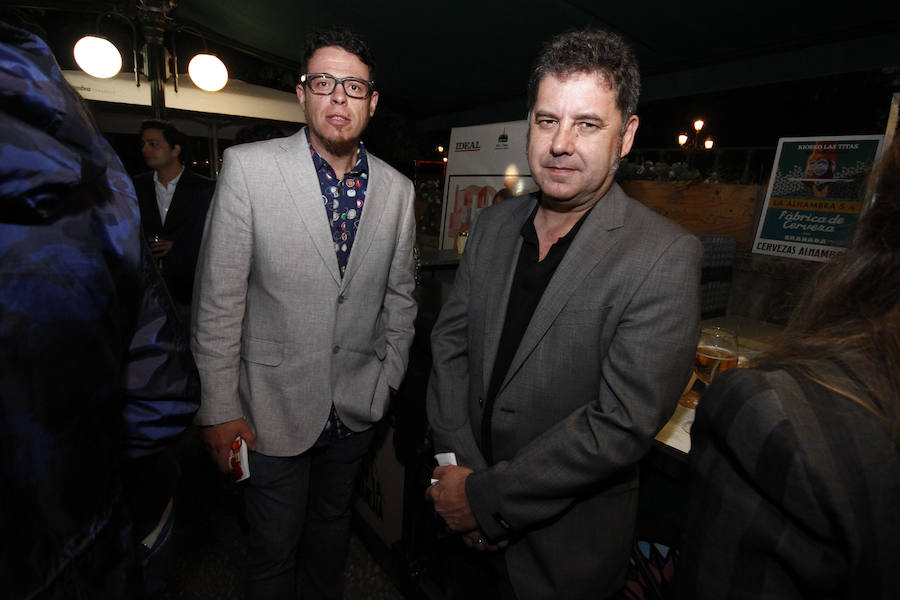 Las primeras caras conocidas que se acercaron a brindar por la alegría de estas jornadas fue una buena representación de Ciudadanos con el diputado nacional Luis Salvador al que acompañaba la plana mayor de los concejales del ayuntamiento de la capital