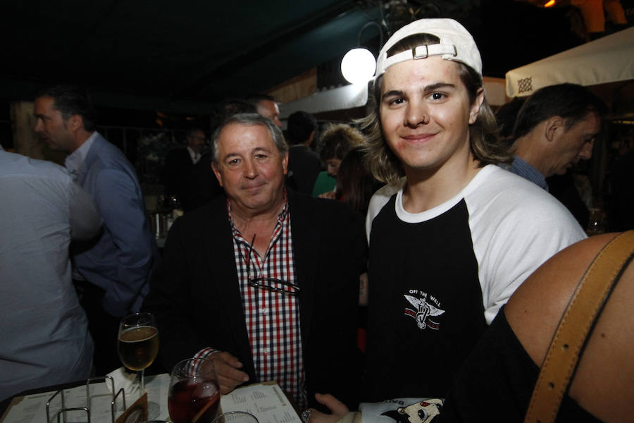 Las primeras caras conocidas que se acercaron a brindar por la alegría de estas jornadas fue una buena representación de Ciudadanos con el diputado nacional Luis Salvador al que acompañaba la plana mayor de los concejales del ayuntamiento de la capital