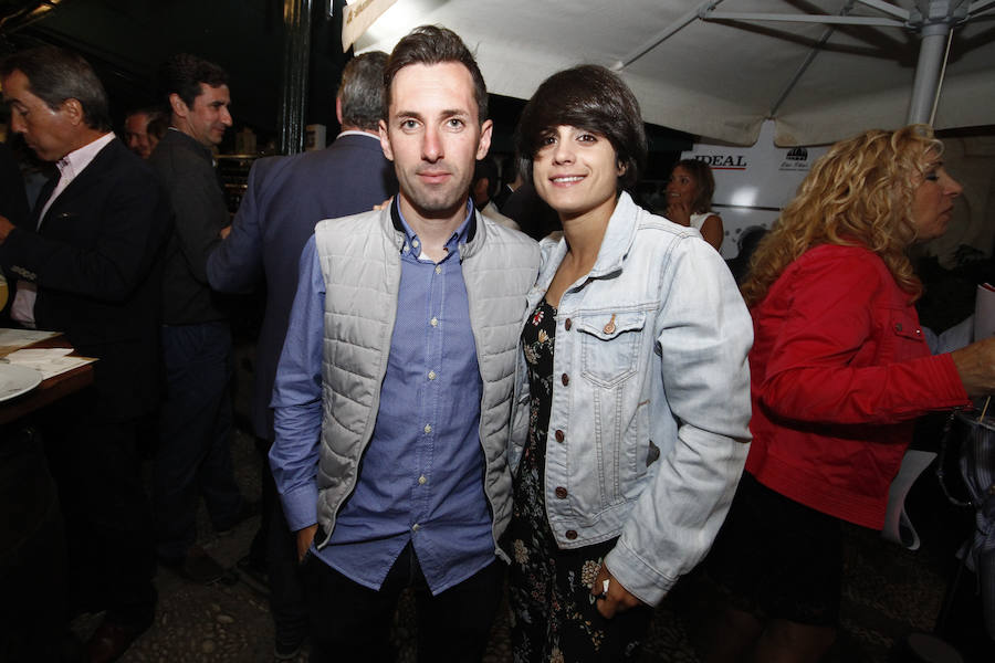 Las primeras caras conocidas que se acercaron a brindar por la alegría de estas jornadas fue una buena representación de Ciudadanos con el diputado nacional Luis Salvador al que acompañaba la plana mayor de los concejales del ayuntamiento de la capital