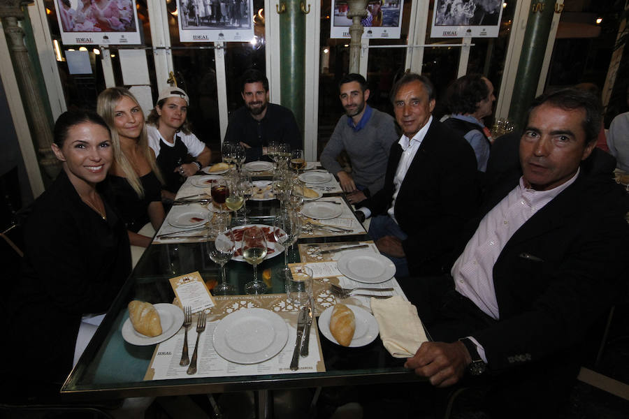 Las primeras caras conocidas que se acercaron a brindar por la alegría de estas jornadas fue una buena representación de Ciudadanos con el diputado nacional Luis Salvador al que acompañaba la plana mayor de los concejales del ayuntamiento de la capital