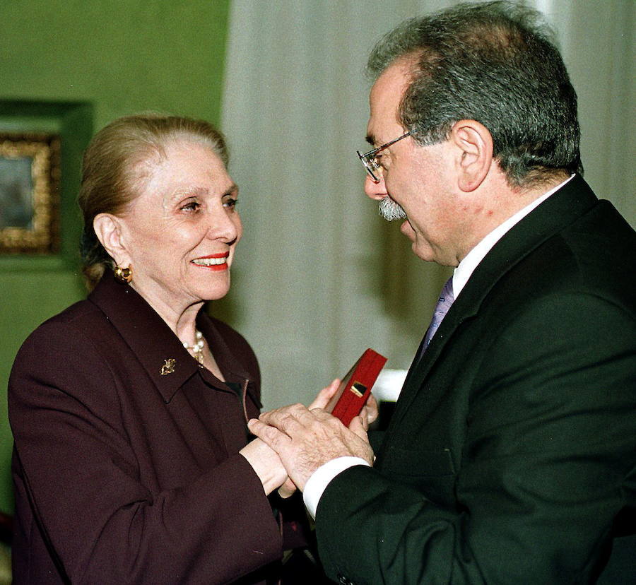 José Moratalla, alcalde de Granada, le entrega la medalla de la ciudad. 2001