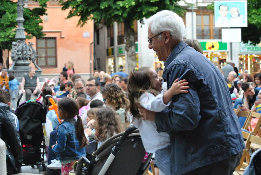 Abuelo con su nieta esperando a que comience el espectáculo. Todas las fotos del Corpus de Granada, en  este enlace