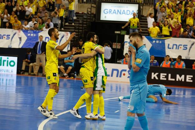 Los jugadores del Jaén Paraíso Interior se abrazan tras uno de los goles marcados. Había esperanza.