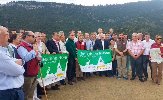 Isabel García Tejerina junto a representantes de la Junta de Andalucía y los municipios del parque 