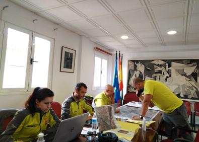 Imagen secundaria 1 - Imágenes del dispositivo de búsqueda (I) y II). En la foto vertical, el desaparecido, gran aficionado a la biciicleta. 