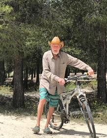 Imagen secundaria 2 - Imágenes del dispositivo de búsqueda (I) y II). En la foto vertical, el desaparecido, gran aficionado a la biciicleta. 