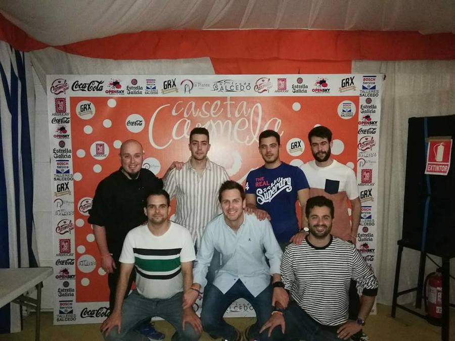 Carmela. Jóvenes dispuestos a vivir la feria cada día. La juventud destaca en esta caseta de la calle La Zambra, que nuevamente se presenta en el Corpus granadino con ganas de ofrecer un sitio agradable donde poder pasarlo bien, ya sea al mediodía, por la tarde, la noche o entrada la madrugada. Están dispuestos a disfrutar en todo momento. Puedes ver todas las fotos de este Corpus  en este enlace .