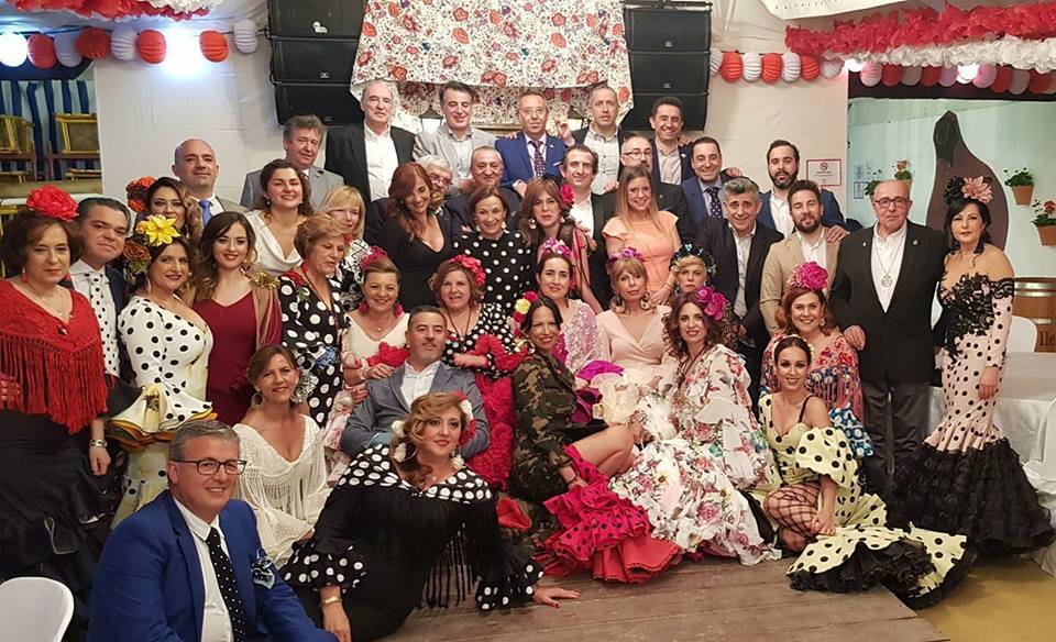 La Castañuela. XXV aniversario de un grupo más alegre que unas castañuelas. Decir caseta La Castañuela es referirse a toda una institución dentro de la historia casetera de la feria de Granada. Y es que los socios de la misma atesoran muchos Corpus vividos. Eso sí, aseguran que se lo siguen pasando tan bien como el primer día. Para la historia, aquellas fiestas que hacían en las que sus socios se disfrazaban de mayoretes, toreros o vaqueros. Esta caseta está de aniversario y cumple veinticinco años ya en el real. Ayer martes, precisamente para celebrar esta efeméride tan especial, tenían un concierto de Juan Peña. Sus socios están celebrando durante esta semana estos primeros veinticinco años de historia, porque estamos convencidos de que tienen que venir, al menos, otros veinticinco Corpus más con la misma alegría y optimismo.Puedes ver todas las fotos de este Corpus  en este enlace .