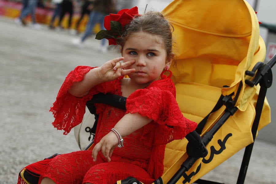 A pesar de la amenaza de lluvia, el 'día grande' de los columpios en el Ferial volvió a hacer las delicias de los más pequeños. Más fotos del Corpus,  en este enlace