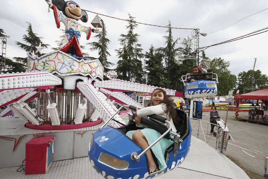 A pesar de la amenaza de lluvia, el 'día grande' de los columpios en el Ferial volvió a hacer las delicias de los más pequeños. Más fotos del Corpus,  en este enlace