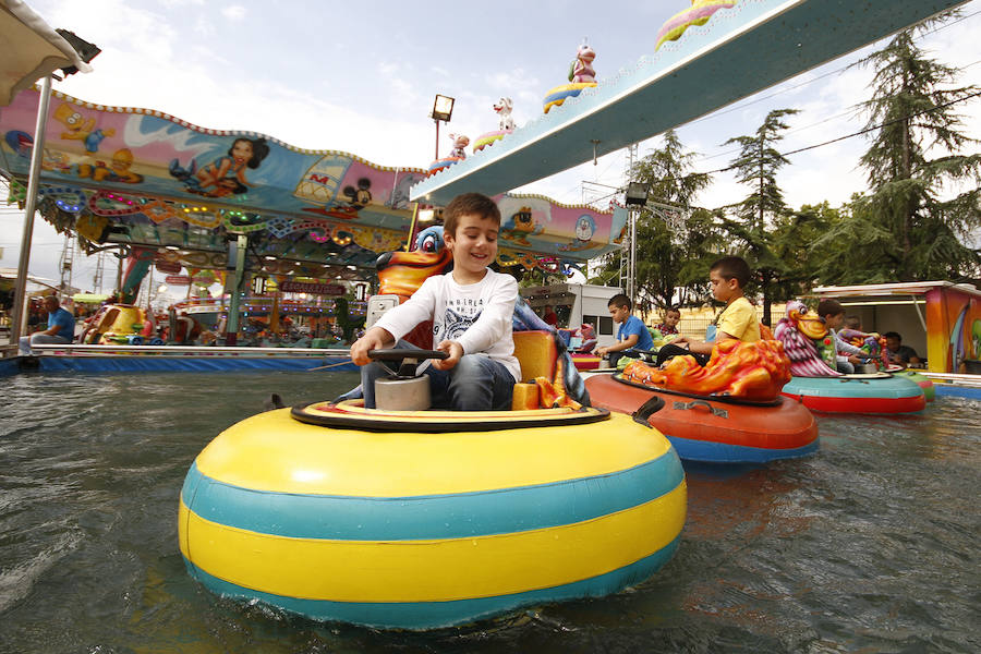 A pesar de la amenaza de lluvia, el 'día grande' de los columpios en el Ferial volvió a hacer las delicias de los más pequeños. Más fotos del Corpus,  en este enlace