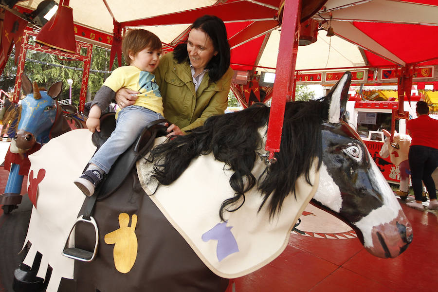 A pesar de la amenaza de lluvia, el 'día grande' de los columpios en el Ferial volvió a hacer las delicias de los más pequeños. Más fotos del Corpus,  en este enlace