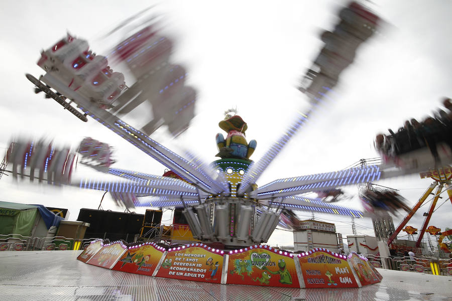 A pesar de la amenaza de lluvia, el 'día grande' de los columpios en el Ferial volvió a hacer las delicias de los más pequeños. Más fotos del Corpus,  en este enlace