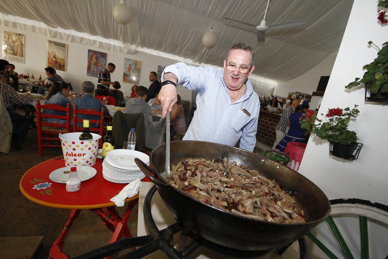 La excusa. Cuando no hay excusas que valgan para divertirse. Los socios de la caseta La Excusa saben bien que no vale poner ningún tipo, precisamente, de excusas para no acudir cada hasta el recinto ferial a disfrutar de estos esperados días. En la caseta no faltan este año actividades tradicionales, como ayer una degustación de choto al ajillo, hoy sardinas asadas al mediodía, el grupo ‘Aires de con Arte’ por la noche. El jueves arroz caldoso y tendrán la actuación del grupo ‘Azalea de Graná’ y el viernes la actuación de ‘El Grillo’. Puedes ver todas las fotos de este Corpus  en este enlace .