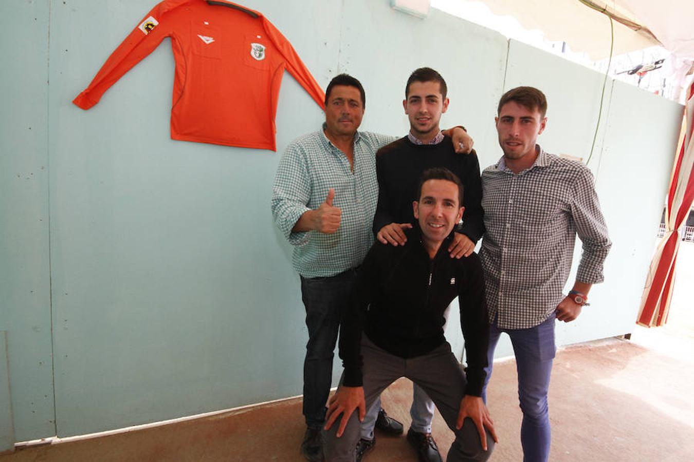 El silbato. El lugar de la feria en el que más se llega a hablar de fútbol en estos días. Vuelven a tener, un año más, su propio espacio en el recinto ferial de Almanjáyar el colectivo de los árbitros de la provincia de Granada. En esta caseta, entre sevillanas, rumbas y otros estilos musicales, no faltan nunca conversaciones futbolísticas, ya sea de la situación que ha corrido esta temporada el Granada o del próximo Mundial y lo que hará la Selección Española. Eso si, nunca sacan tarjeta roja al Corpus de Granada. Puedes ver todas las fotos de este Corpus  en este enlace .