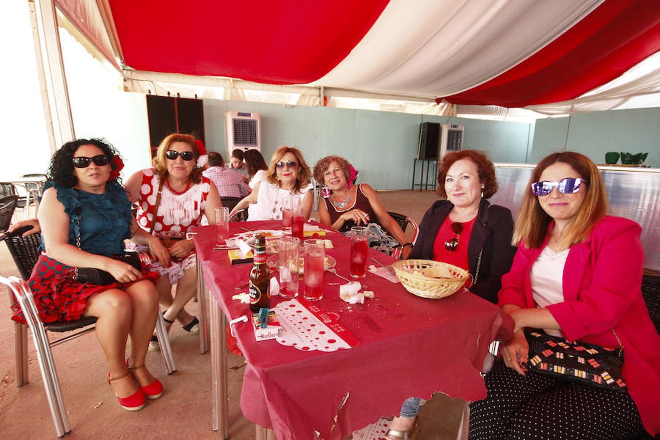 El silbato. El lugar de la feria en el que más se llega a hablar de fútbol en estos días. Vuelven a tener, un año más, su propio espacio en el recinto ferial de Almanjáyar el colectivo de los árbitros de la provincia de Granada. En esta caseta, entre sevillanas, rumbas y otros estilos musicales, no faltan nunca conversaciones futbolísticas, ya sea de la situación que ha corrido esta temporada el Granada o del próximo Mundial y lo que hará la Selección Española. Eso si, nunca sacan tarjeta roja al Corpus de Granada. Puedes ver todas las fotos de este Corpus  en este enlace .