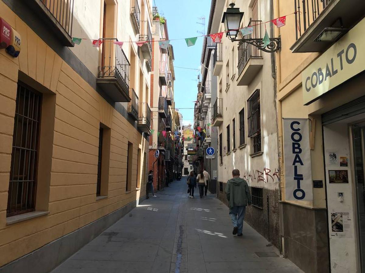 Los comercios de la calle Moral de la Magdalena han emprendido una curiosa iniciativa para decorar sus escaparates durante el Corpus.