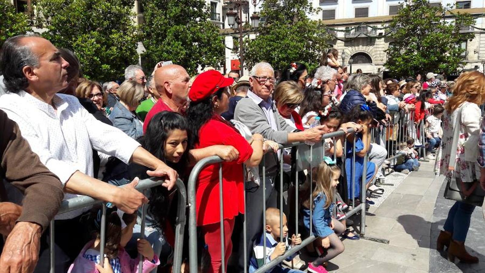 Miles de granadinos y foráneos se han acercado hasta la plaza del Carmen para acompañar a La Tarasca en su desfile por le centro de la ciudad. Puede ver más fotos del Corpus en  este enlace . 