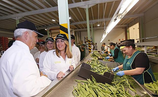 Susana Díaz en las instalaciones de la cooperativa El Grupo de Castell. 