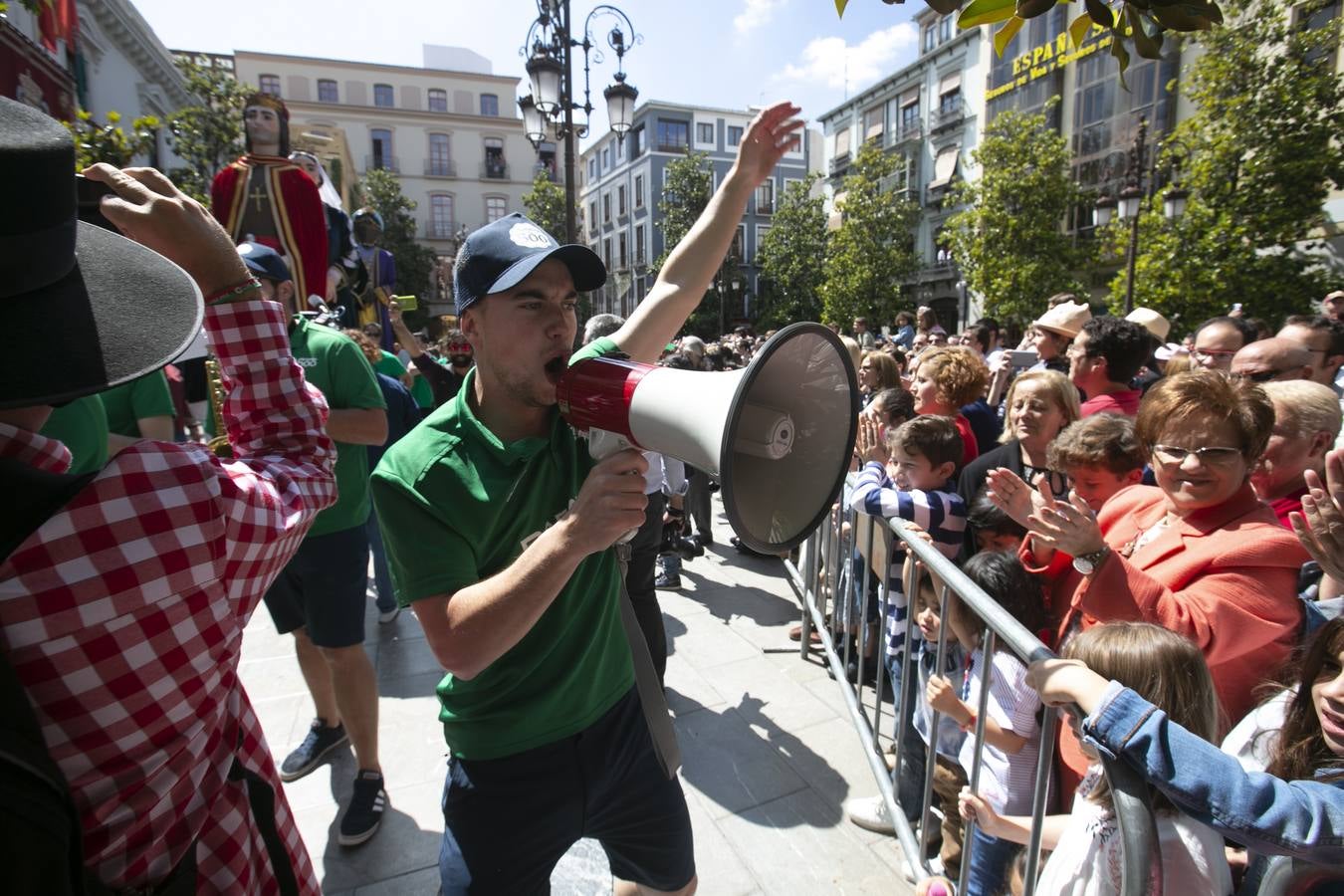 Música, diversión y también moda, en el arranque de los días grandes de la Feria del Corpus, que ha vivido una mañana vibrante con calles abarrotadas. Puedes ver todas las fotos del Corpus pinchando en  este enlace .