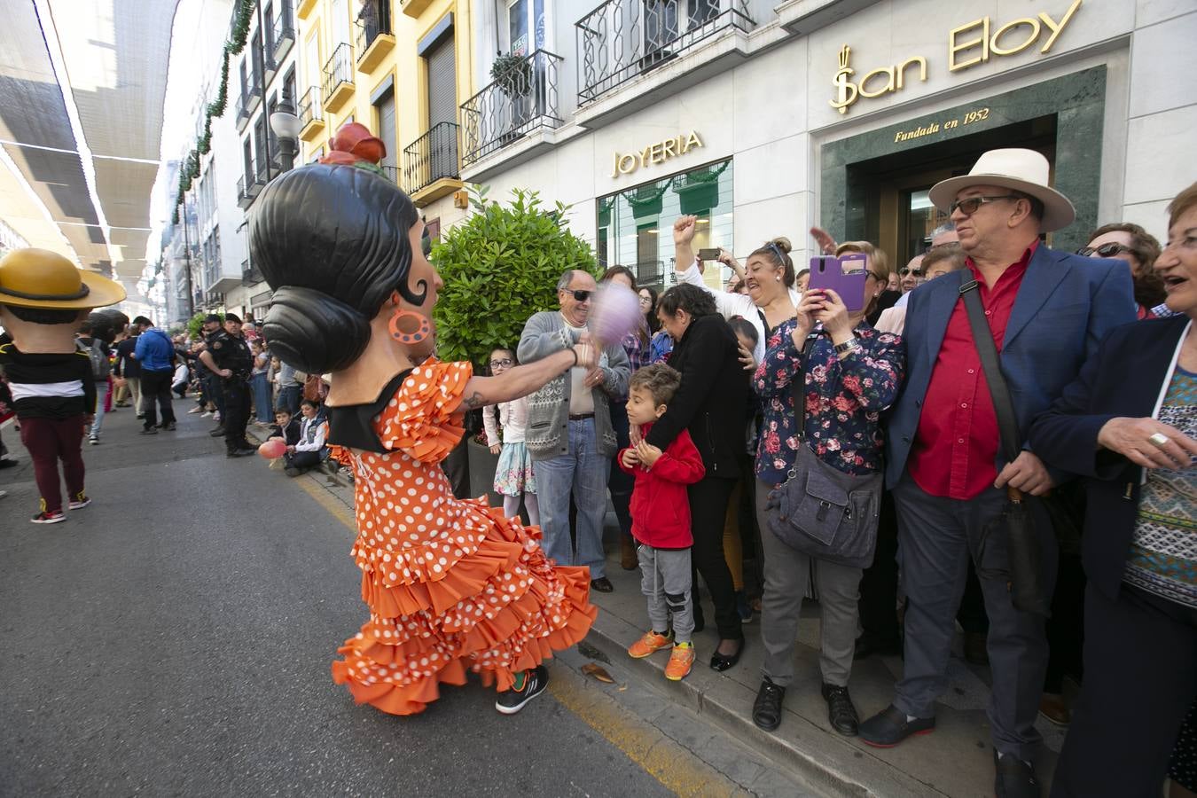 Música, diversión y también moda, en el arranque de los días grandes de la Feria del Corpus, que ha vivido una mañana vibrante con calles abarrotadas. Puedes ver todas las fotos del Corpus pinchando en  este enlace .