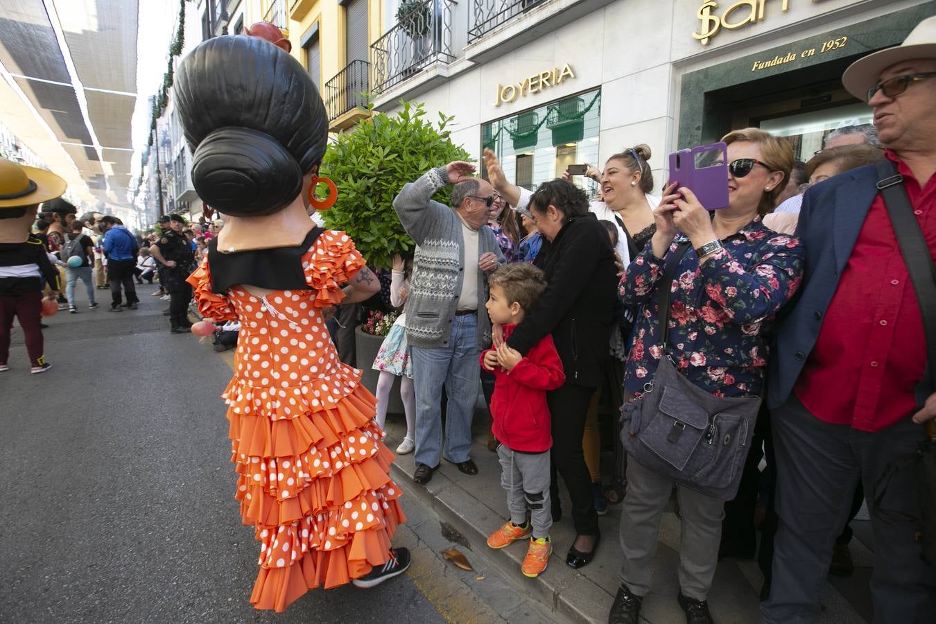 Música, diversión y también moda, en el arranque de los días grandes de la Feria del Corpus, que ha vivido una mañana vibrante con calles abarrotadas. Puedes ver todas las fotos del Corpus pinchando en  este enlace .