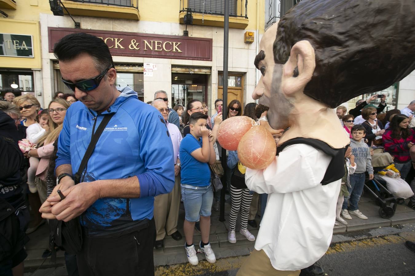 Música, diversión y también moda, en el arranque de los días grandes de la Feria del Corpus, que ha vivido una mañana vibrante con calles abarrotadas. Puedes ver todas las fotos del Corpus pinchando en  este enlace .