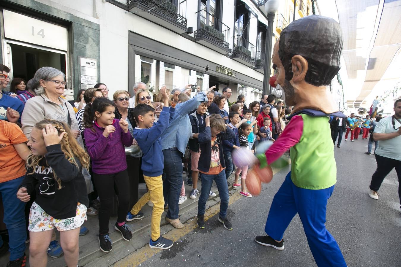 Música, diversión y también moda, en el arranque de los días grandes de la Feria del Corpus, que ha vivido una mañana vibrante con calles abarrotadas. Puedes ver todas las fotos del Corpus pinchando en  este enlace .