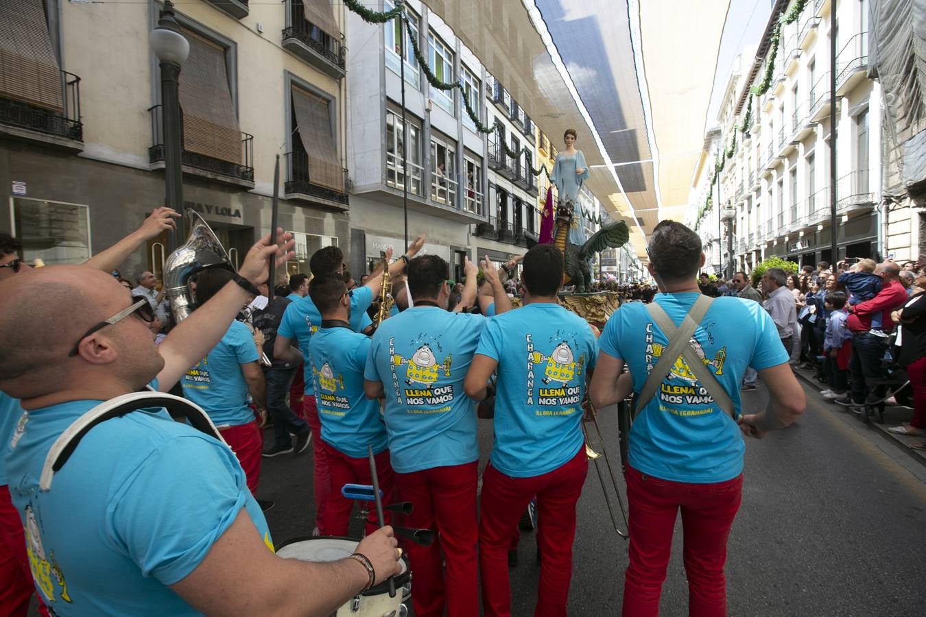 Música, diversión y también moda, en el arranque de los días grandes de la Feria del Corpus, que ha vivido una mañana vibrante con calles abarrotadas. Puedes ver todas las fotos del Corpus pinchando en  este enlace .