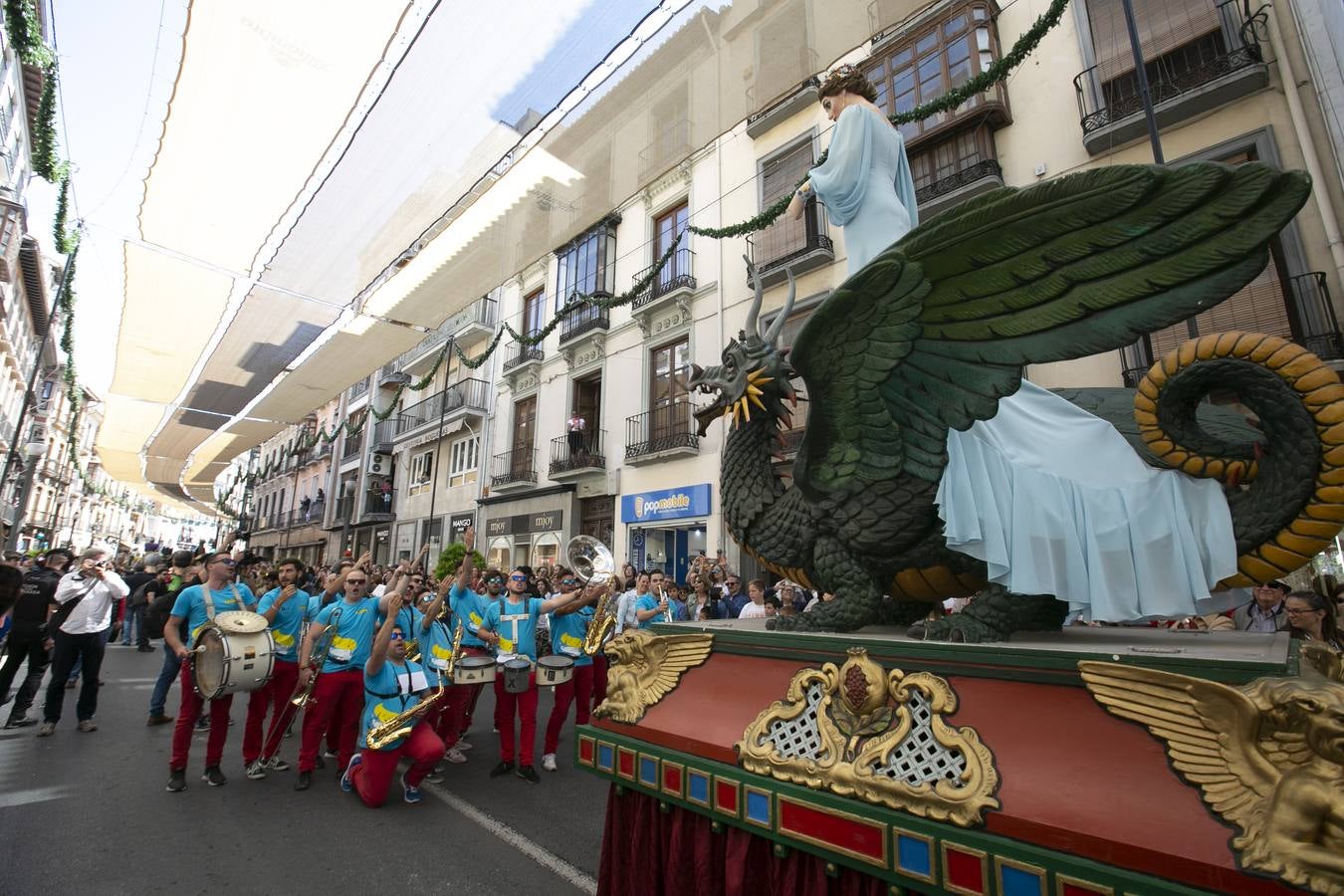 Música, diversión y también moda, en el arranque de los días grandes de la Feria del Corpus, que ha vivido una mañana vibrante con calles abarrotadas. Puedes ver todas las fotos del Corpus pinchando en  este enlace .