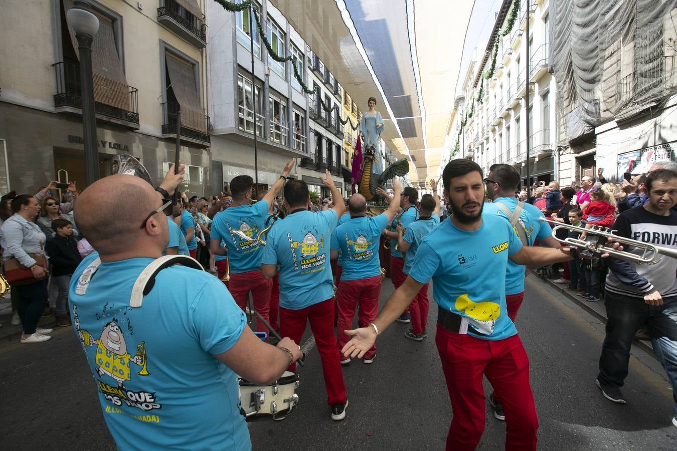 Música, diversión y también moda, en el arranque de los días grandes de la Feria del Corpus, que ha vivido una mañana vibrante con calles abarrotadas. Puedes ver todas las fotos del Corpus pinchando en  este enlace .