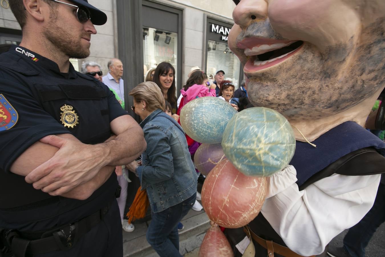 Música, diversión y también moda, en el arranque de los días grandes de la Feria del Corpus, que ha vivido una mañana vibrante con calles abarrotadas. Puedes ver todas las fotos del Corpus pinchando en  este enlace .