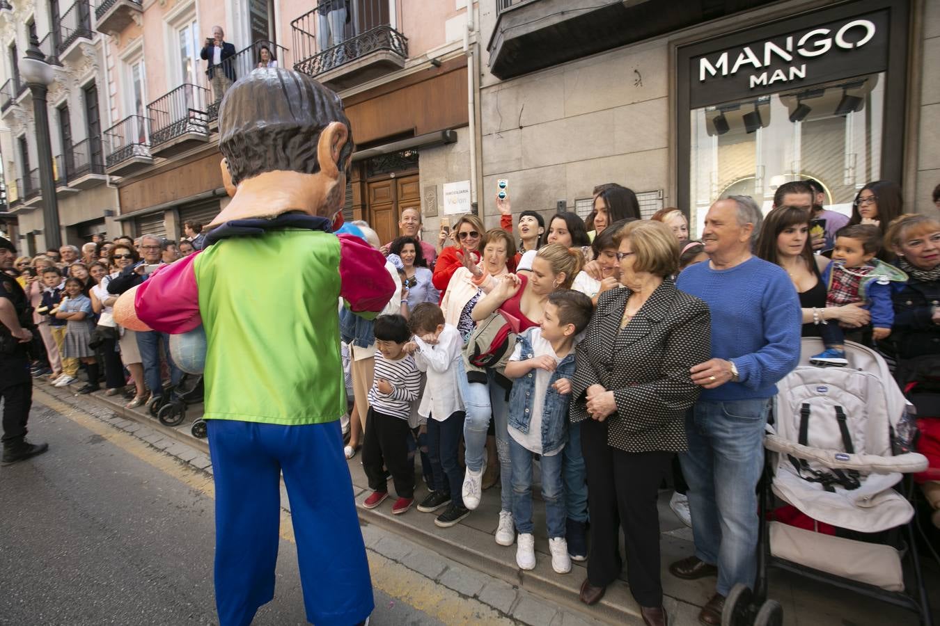 Música, diversión y también moda, en el arranque de los días grandes de la Feria del Corpus, que ha vivido una mañana vibrante con calles abarrotadas. Puedes ver todas las fotos del Corpus pinchando en  este enlace .