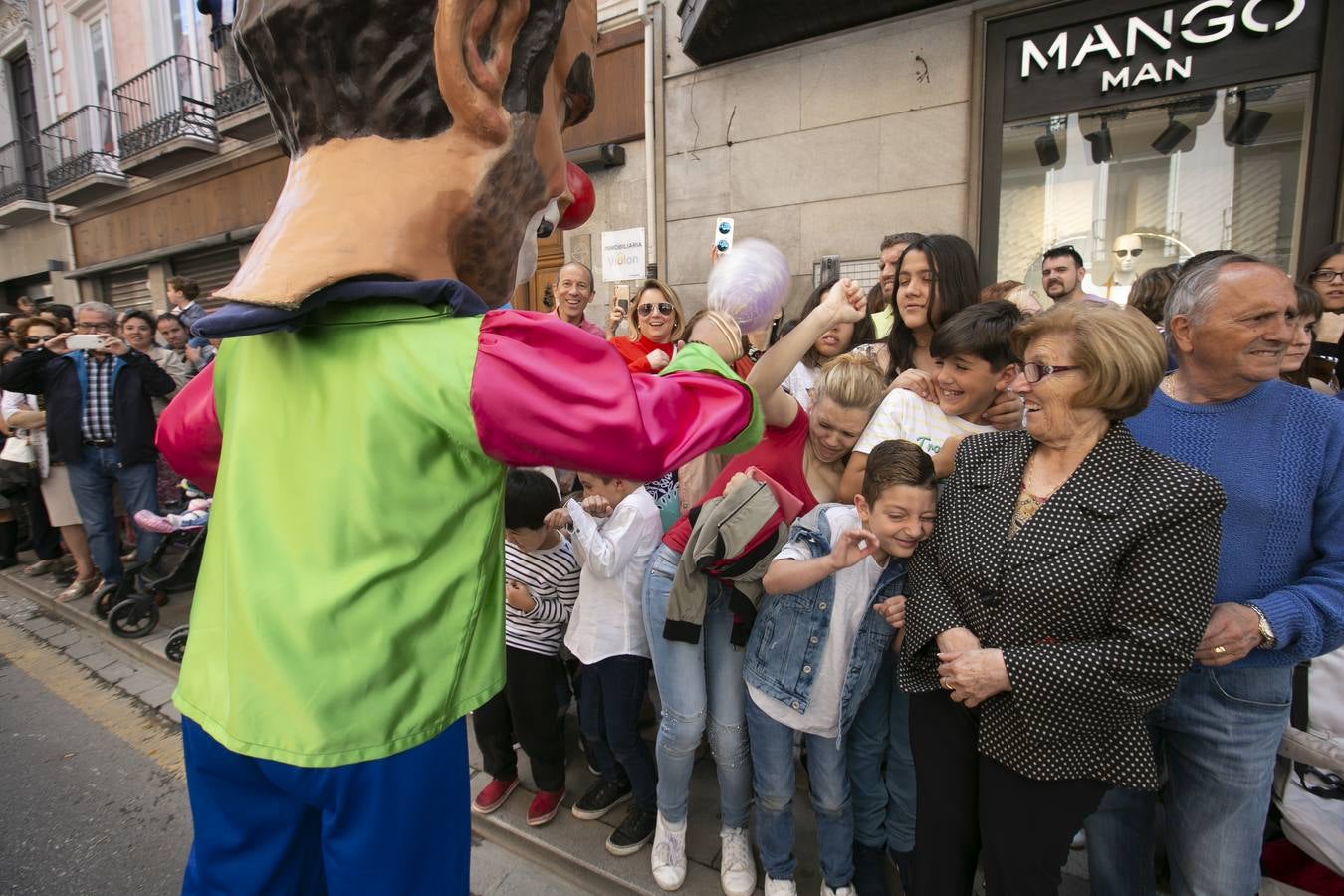 Música, diversión y también moda, en el arranque de los días grandes de la Feria del Corpus, que ha vivido una mañana vibrante con calles abarrotadas. Puedes ver todas las fotos del Corpus pinchando en  este enlace .