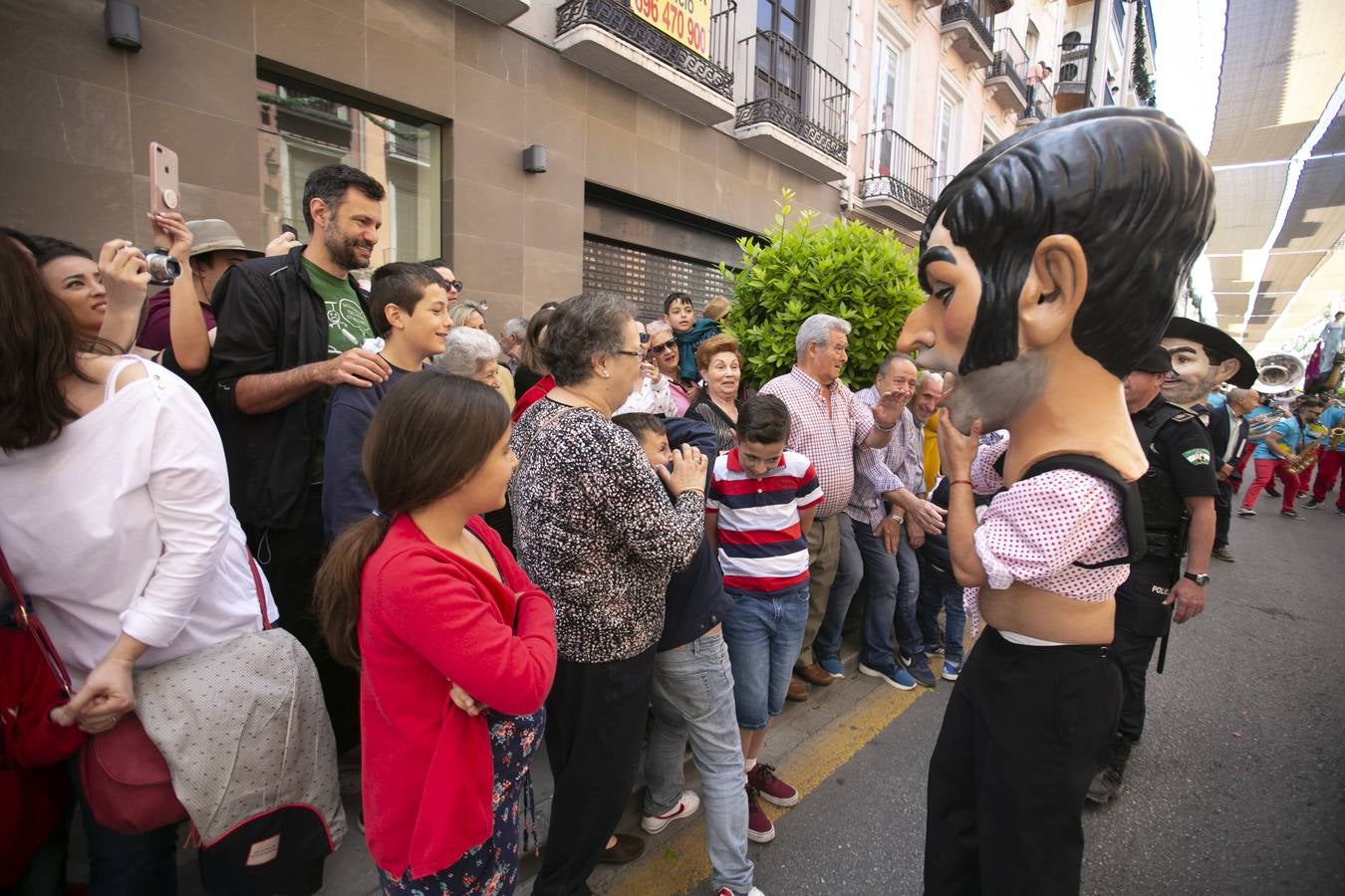 Música, diversión y también moda, en el arranque de los días grandes de la Feria del Corpus, que ha vivido una mañana vibrante con calles abarrotadas. Puedes ver todas las fotos del Corpus pinchando en  este enlace .