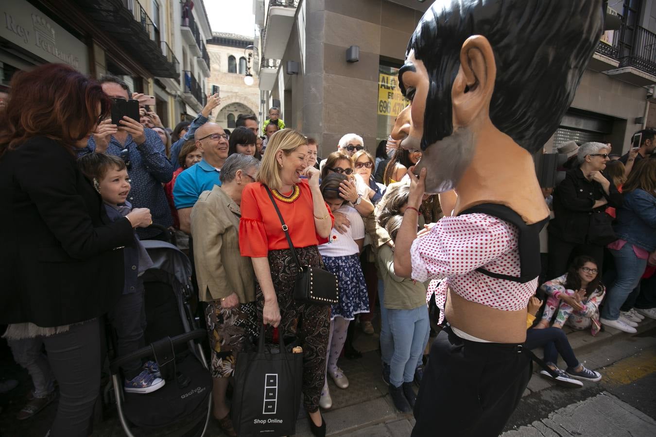 Música, diversión y también moda, en el arranque de los días grandes de la Feria del Corpus, que ha vivido una mañana vibrante con calles abarrotadas. Puedes ver todas las fotos del Corpus pinchando en  este enlace .