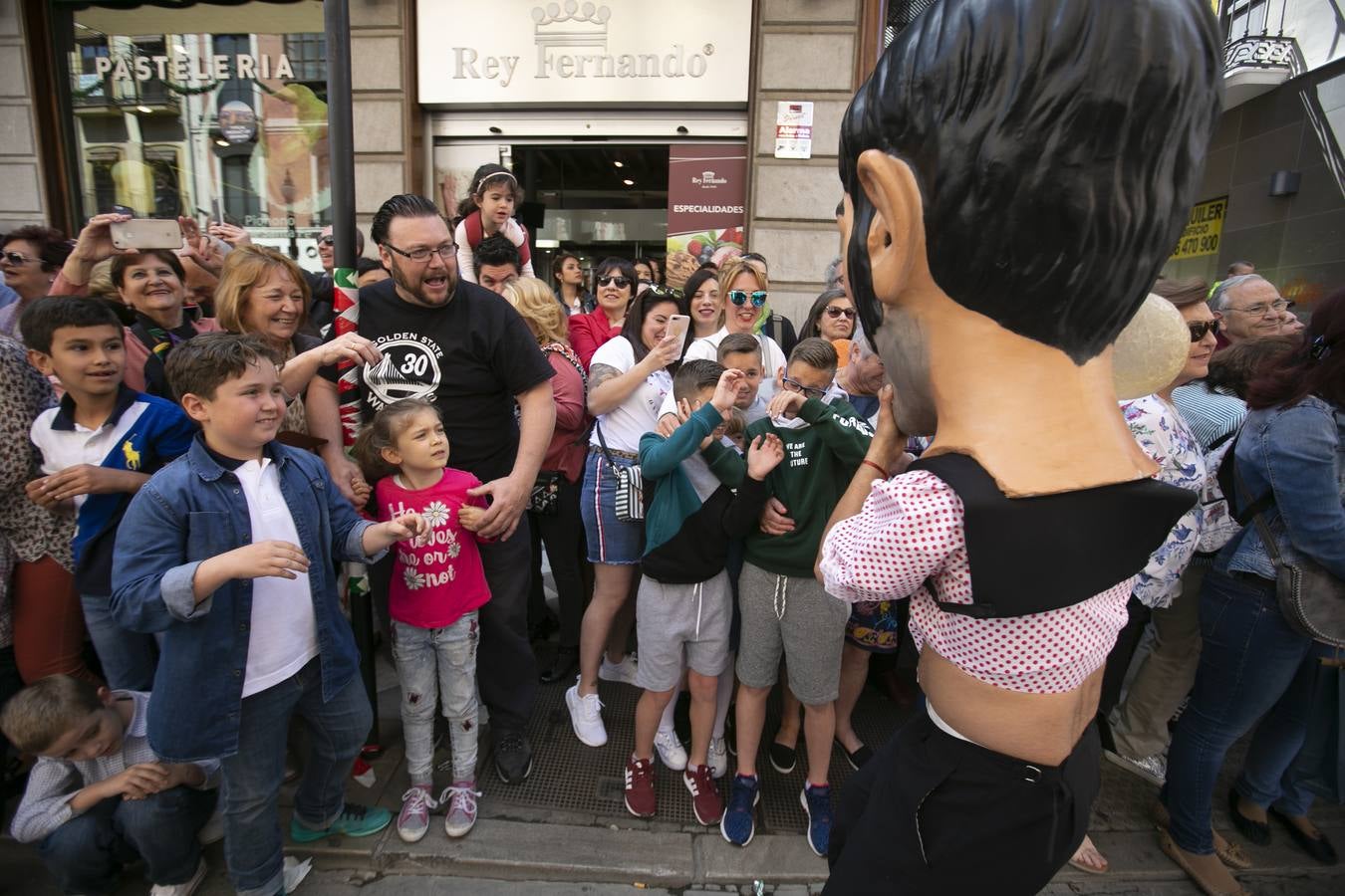 Música, diversión y también moda, en el arranque de los días grandes de la Feria del Corpus, que ha vivido una mañana vibrante con calles abarrotadas. Puedes ver todas las fotos del Corpus pinchando en  este enlace .