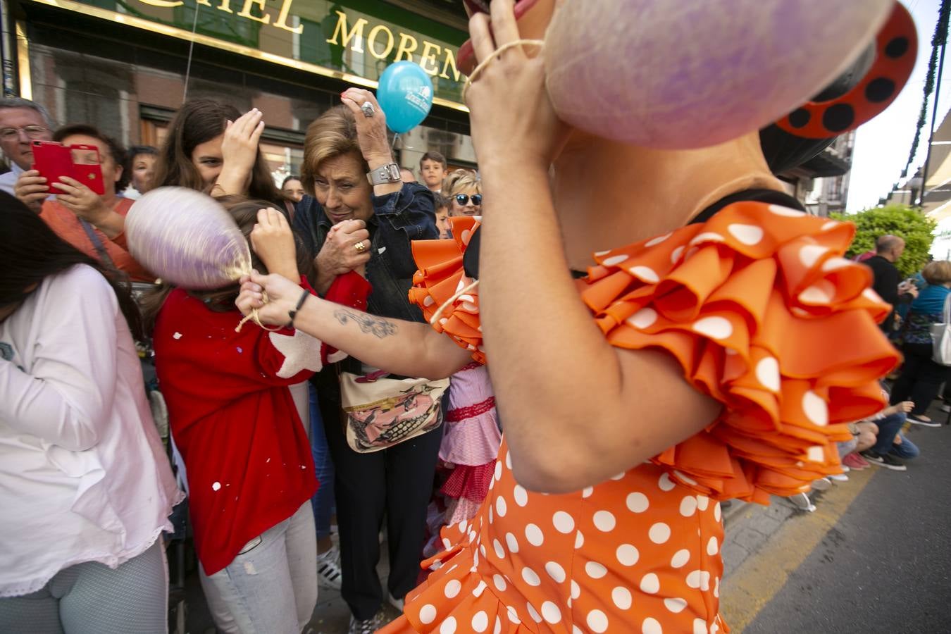 Música, diversión y también moda, en el arranque de los días grandes de la Feria del Corpus, que ha vivido una mañana vibrante con calles abarrotadas. Puedes ver todas las fotos del Corpus pinchando en  este enlace .