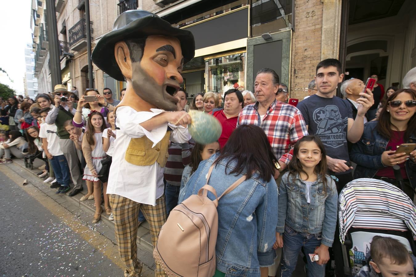 Música, diversión y también moda, en el arranque de los días grandes de la Feria del Corpus, que ha vivido una mañana vibrante con calles abarrotadas. Puedes ver todas las fotos del Corpus pinchando en  este enlace .