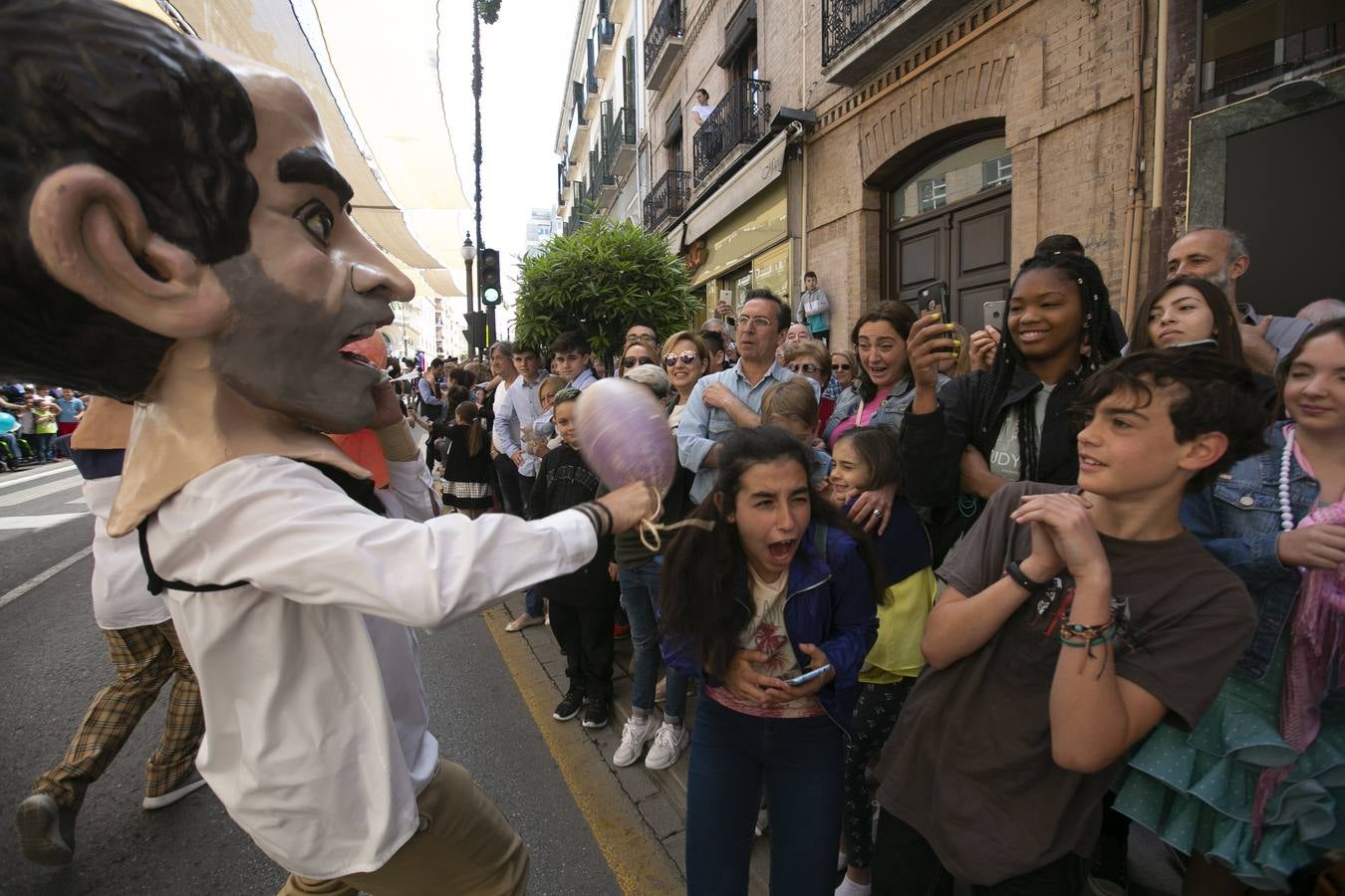 Música, diversión y también moda, en el arranque de los días grandes de la Feria del Corpus, que ha vivido una mañana vibrante con calles abarrotadas. Puedes ver todas las fotos del Corpus pinchando en  este enlace .