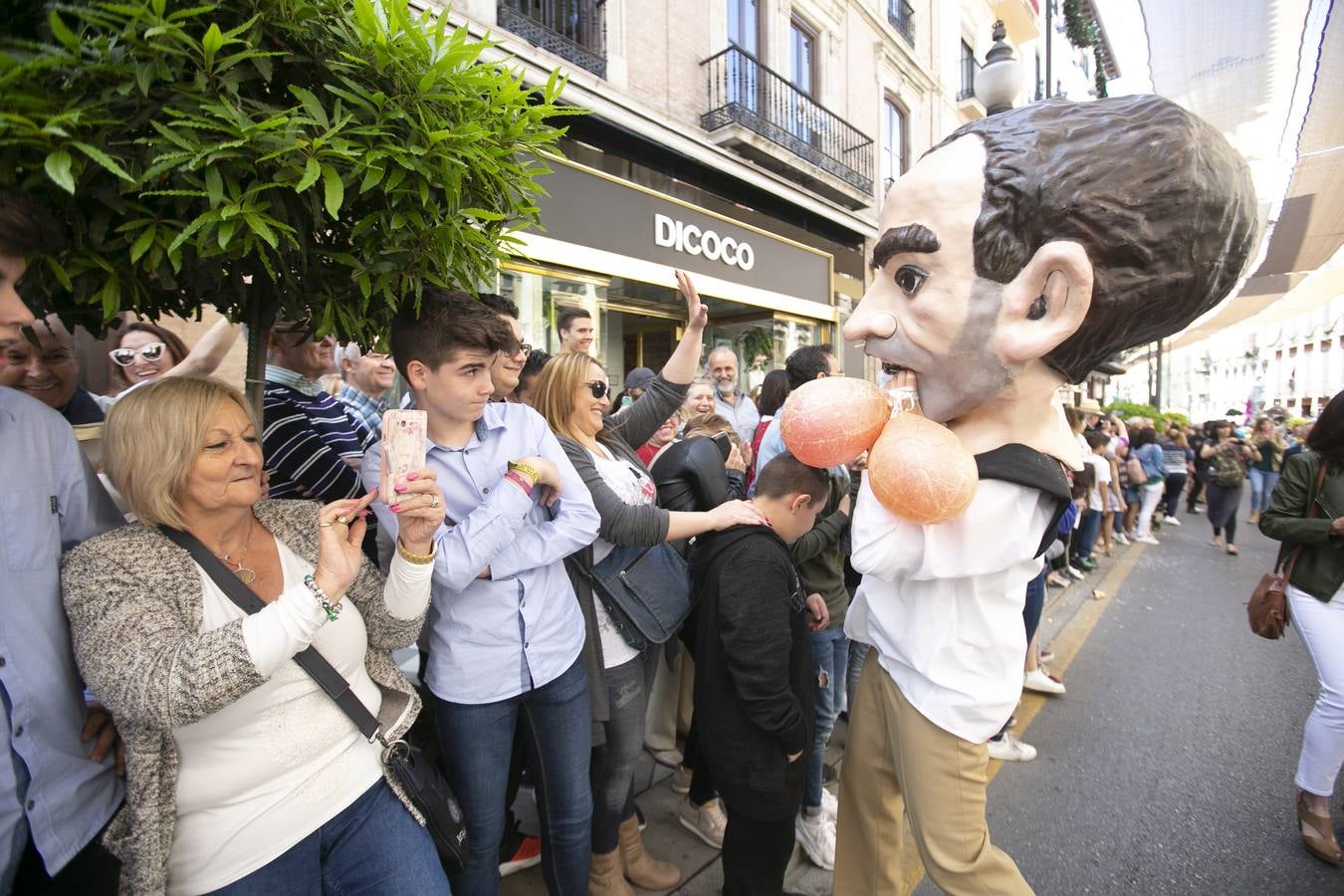 Música, diversión y también moda, en el arranque de los días grandes de la Feria del Corpus, que ha vivido una mañana vibrante con calles abarrotadas. Puedes ver todas las fotos del Corpus pinchando en  este enlace .