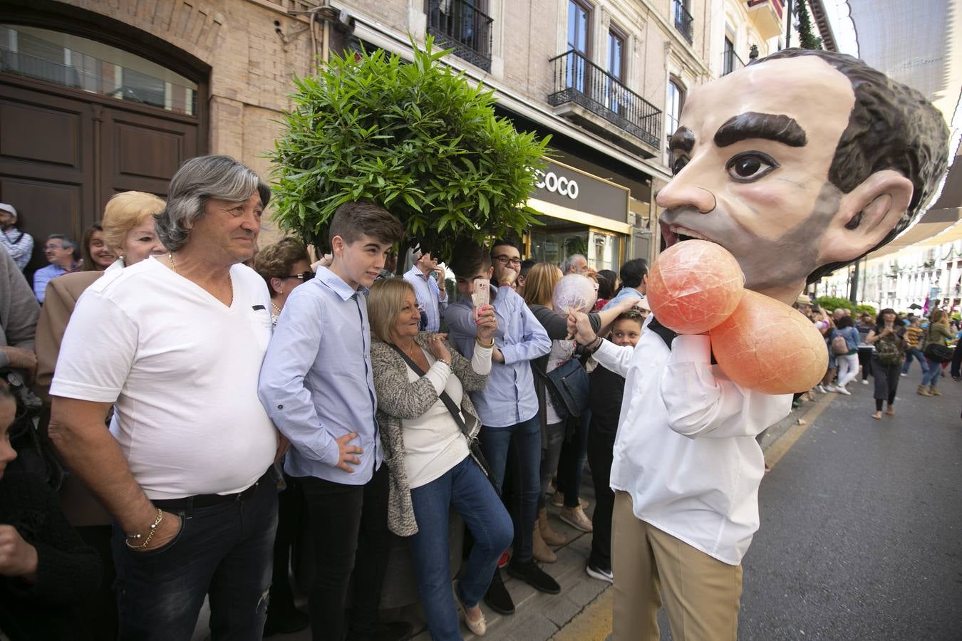 Música, diversión y también moda, en el arranque de los días grandes de la Feria del Corpus, que ha vivido una mañana vibrante con calles abarrotadas. Puedes ver todas las fotos del Corpus pinchando en  este enlace .