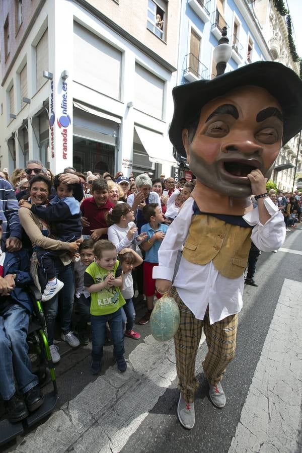 Música, diversión y también moda, en el arranque de los días grandes de la Feria del Corpus, que ha vivido una mañana vibrante con calles abarrotadas. Puedes ver todas las fotos del Corpus pinchando en  este enlace .