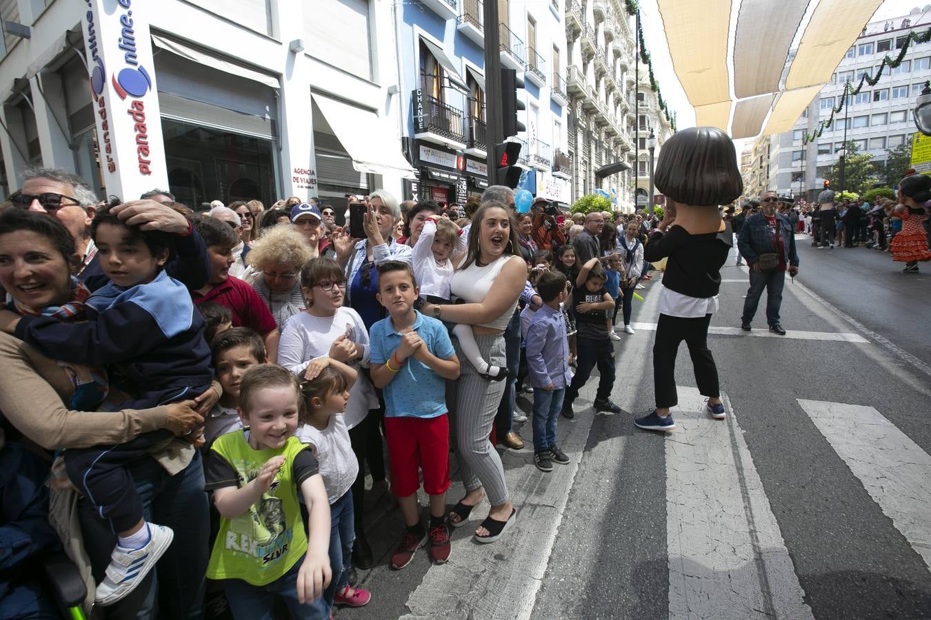 Música, diversión y también moda, en el arranque de los días grandes de la Feria del Corpus, que ha vivido una mañana vibrante con calles abarrotadas. Puedes ver todas las fotos del Corpus pinchando en  este enlace .