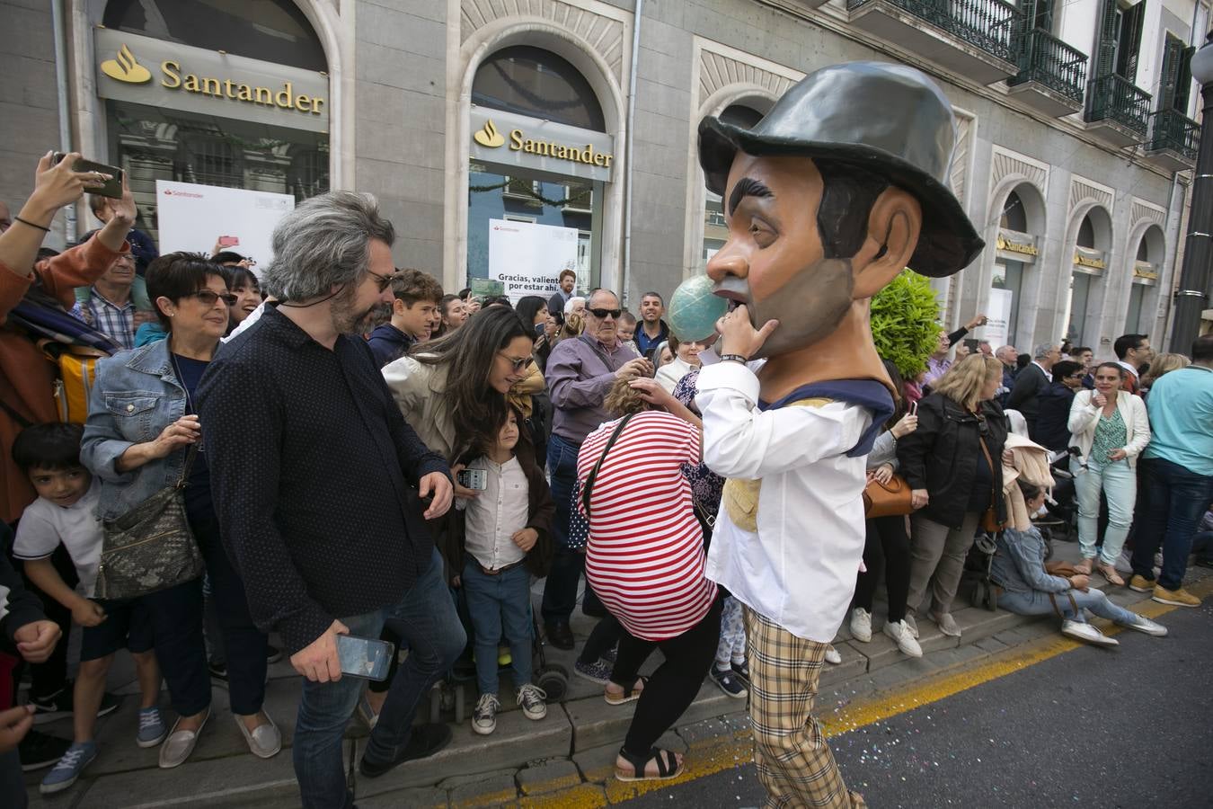 Música, diversión y también moda, en el arranque de los días grandes de la Feria del Corpus, que ha vivido una mañana vibrante con calles abarrotadas. Puedes ver todas las fotos del Corpus pinchando en  este enlace .