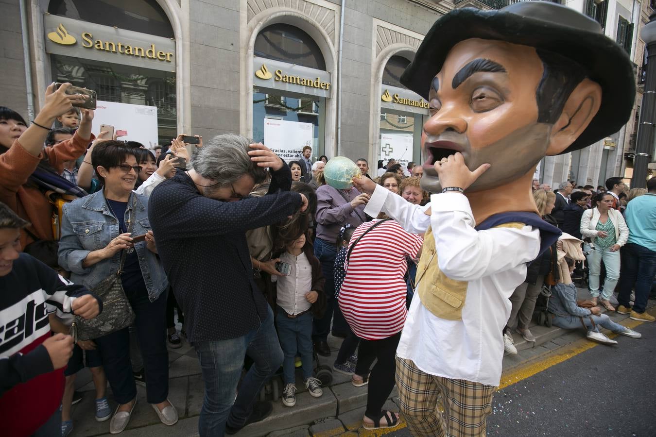 Música, diversión y también moda, en el arranque de los días grandes de la Feria del Corpus, que ha vivido una mañana vibrante con calles abarrotadas. Puedes ver todas las fotos del Corpus pinchando en  este enlace .